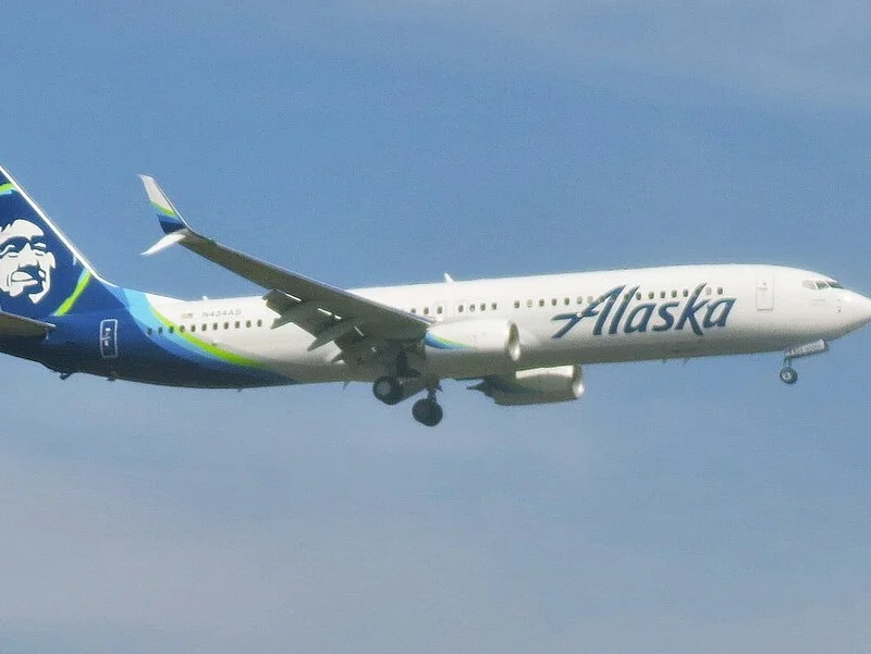 Alaska Airlines Boeing 737-900ER on approach