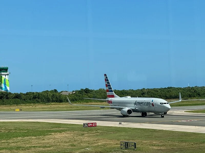 American Airlines Boeing 737-800 taxiing