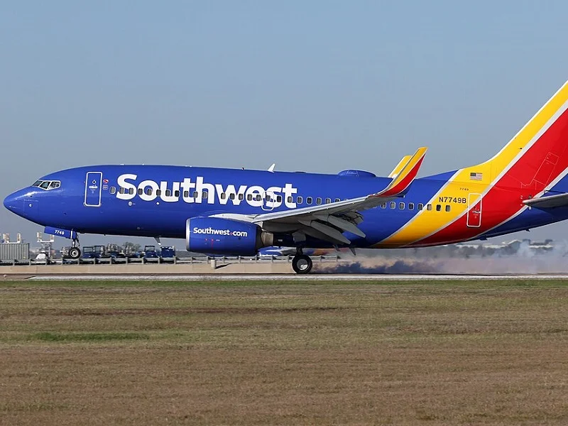 Southwest Airlines Boeing 737-700 landing at Austin
