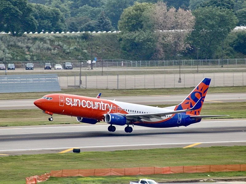 Sun Country Airlines Boeing 737-800 on takeoff