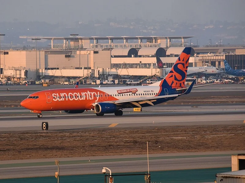 Sun Country Airlines Boeing 737-800 taxiing at Minneapolis-Saint Paul
