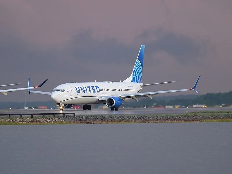 United Airlines Boeing 737 taxiing