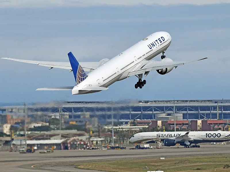 United Airlines Boeing 777
