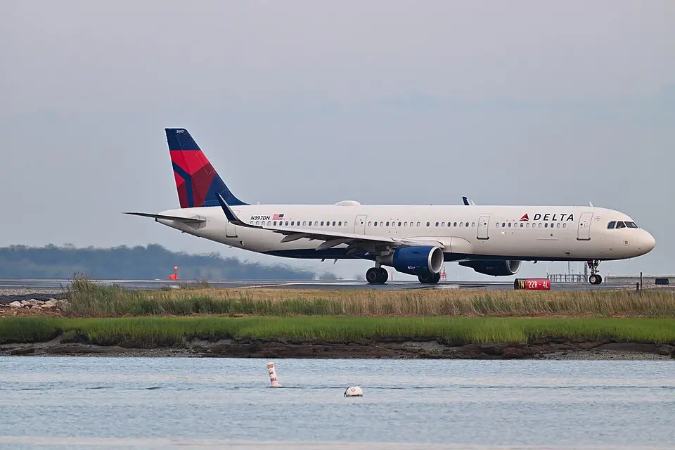 Delta Air Lines Airbus A321 touching down at LaGuardia Airport