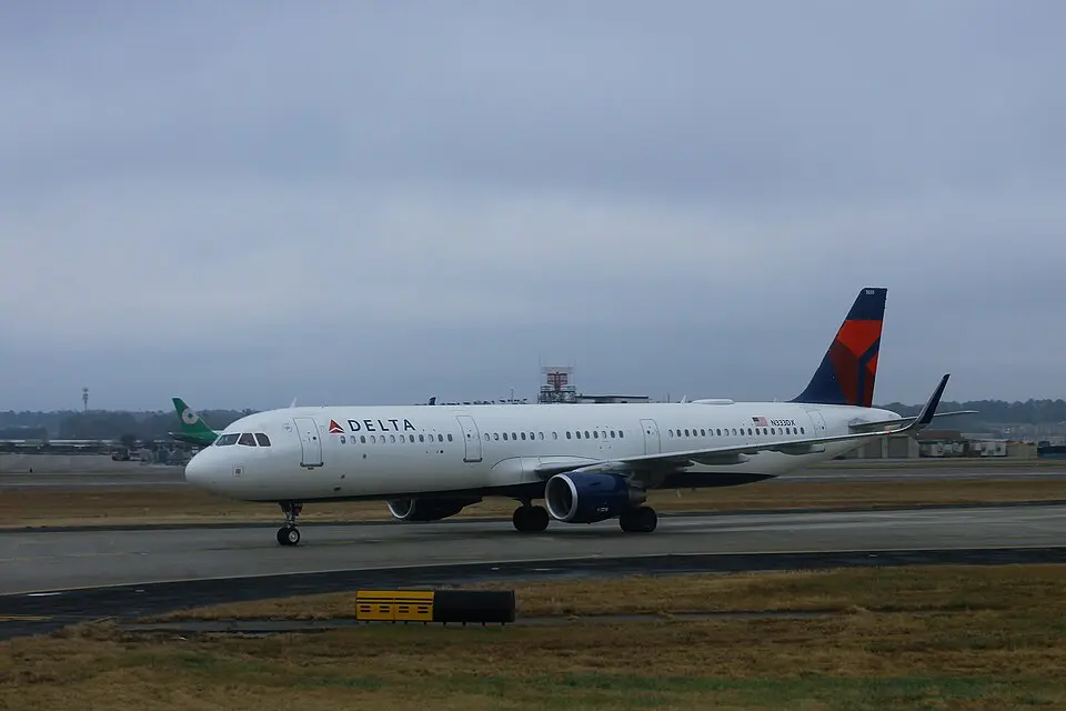 Delta Air Lines Airbus A321 taxiing past a Frontier aircraft on the tarmac