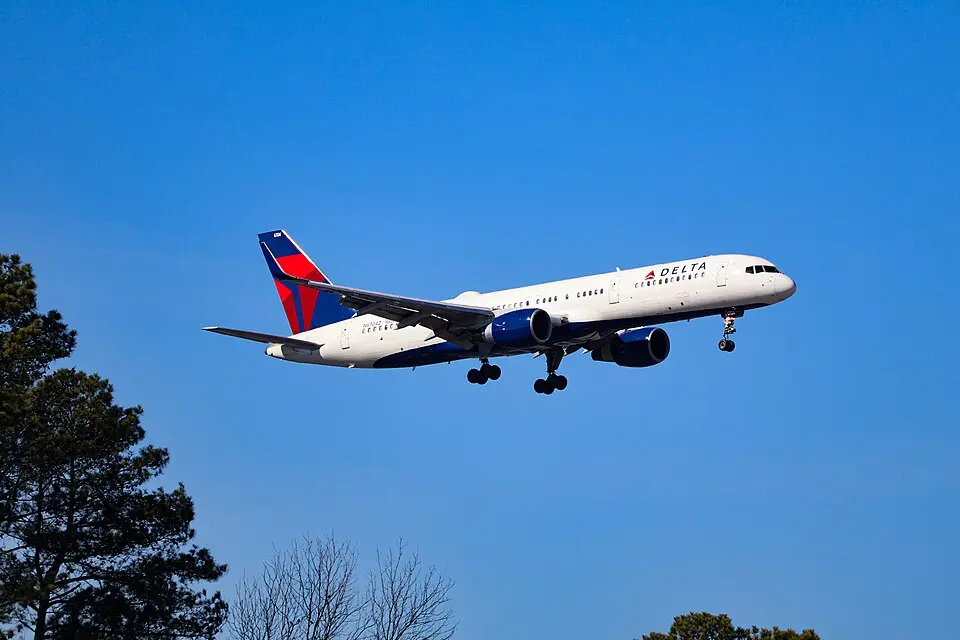 Delta Air Lines Boeing 757 on final approach against a clear blue sky
