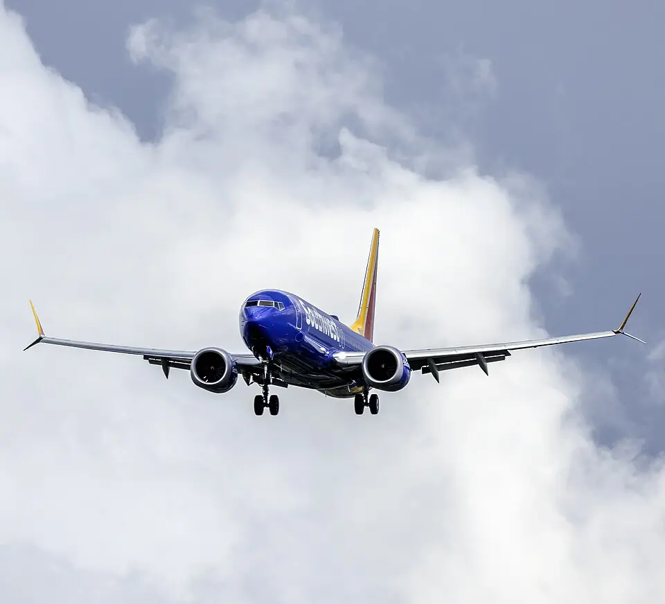 Southwest Airlines Boeing 737 MAX 8 on approach with landing gear extended