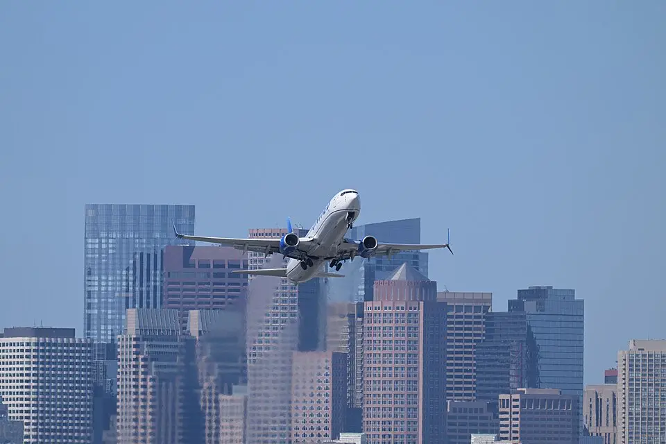 United Airlines Boeing 737 climbing out over a city skyline shortly after takeoff