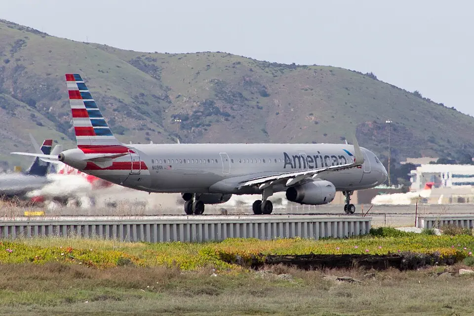 American Airlines Airbus A321 touching down with hills in the background