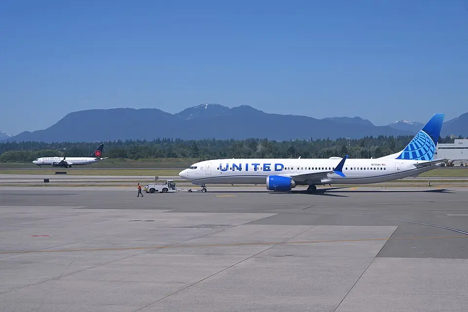 United Airlines Boeing 737 taxiing on the ramp with mountains in the distance