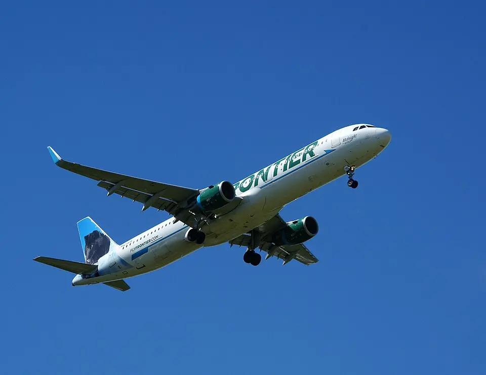 Frontier Airlines Airbus A321 climbing steeply after takeoff