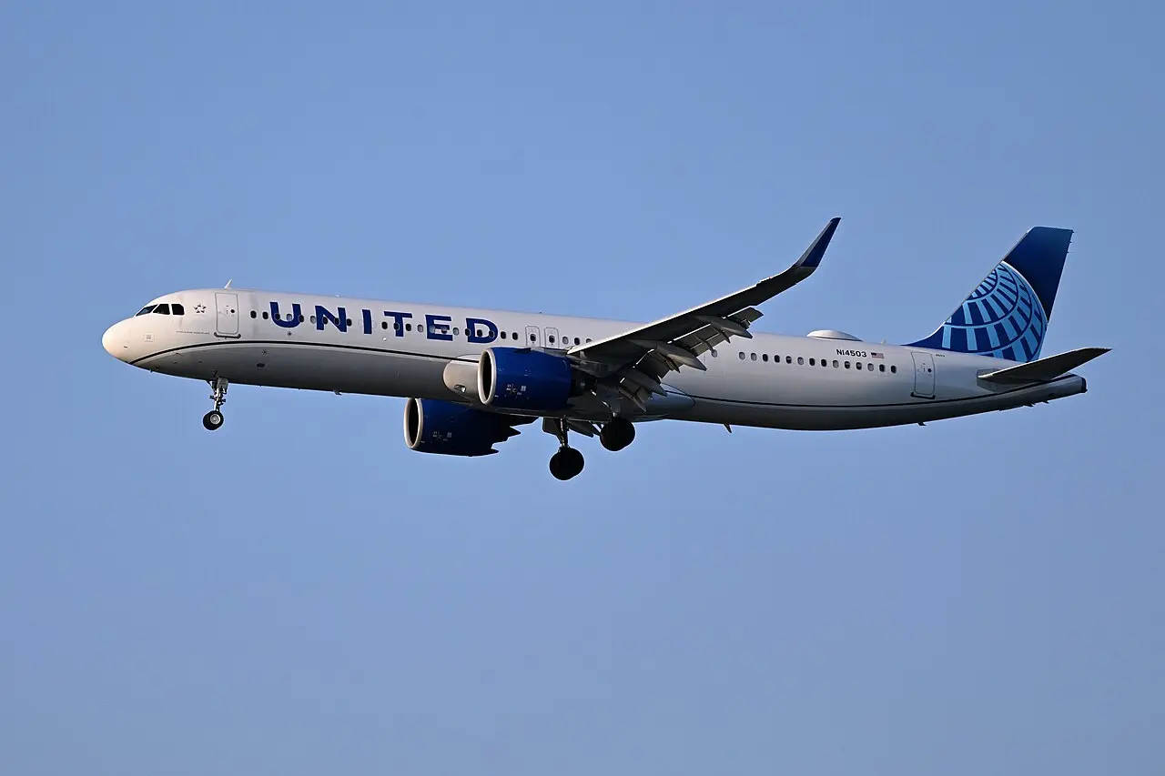 United Airlines Airbus A321 descending on approach with landing gear down