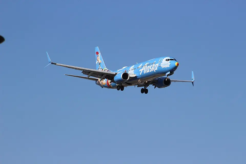 Alaska Airlines Boeing 737 in a special livery, descending on approach