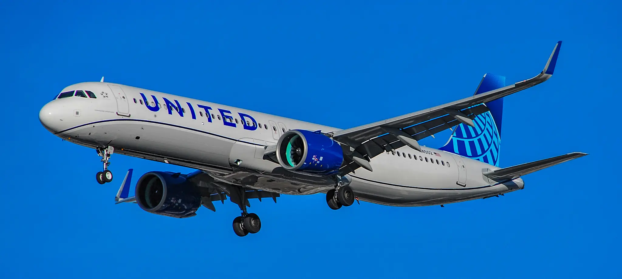 United Airlines Airbus A321 descending on approach with landing gear down