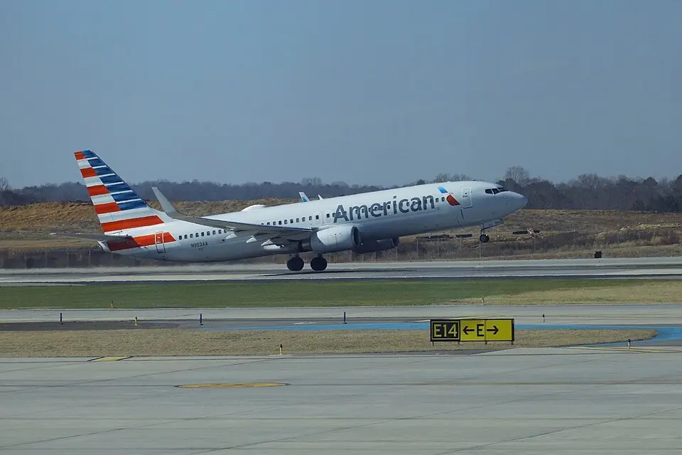 American Airlines Boeing 737 lifting off the runway shortly after takeoff